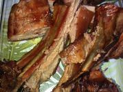 Una foto de costillar horno con vino blanco