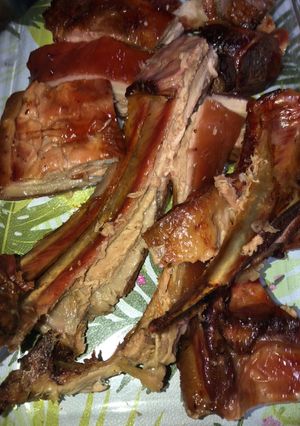 Una foto de 1/2 Costillar de cerdo adobado al horno😋😋