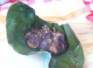 Una foto de Carne de cerdo con mole de chocolate en hoja santa