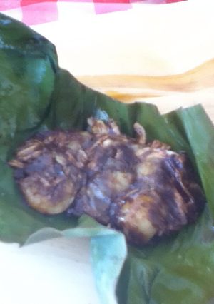 Una foto de Carne de cerdo con mole de chocolate en hoja santa