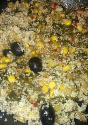 Una foto de Cus Cus en mezcla de puerro y aceitunas negras (vegano)
