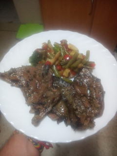 Una foto de Hígado al ajillo a la plancha con salteado de verduras