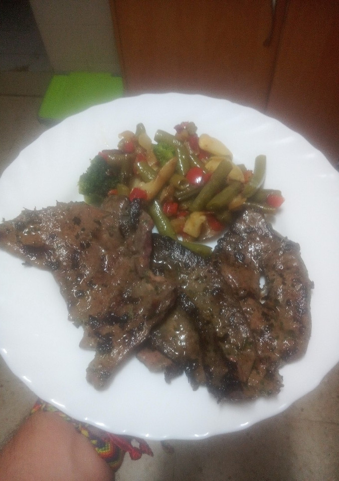 Una foto de Hígado al ajillo a la plancha con salteado de verduras