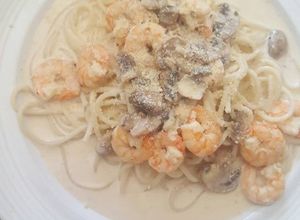 Una foto de Spaghetti con camarones y champiñones