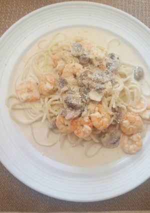 Una foto de Spaghetti con camarones y champiñones