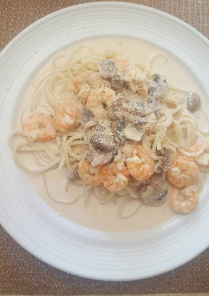 Una foto de Spaghetti con camarones y champiñones