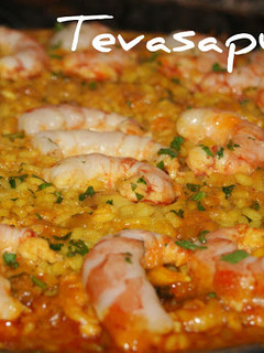 Una foto de Paella de gambones y calamares