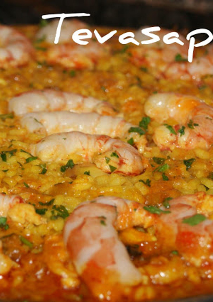 Una foto de Paella de gambones y calamares
