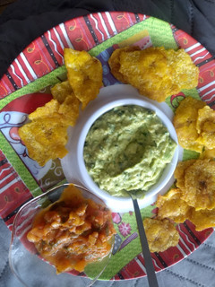Una foto de Tostones con hogao y guacamole