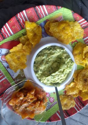 Una foto de Tostones con hogao y guacamole