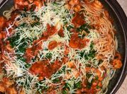 Una foto de spaghetti con langostino