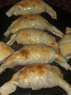 Una foto de Medialunas rellenas jamón y queso súper fácil con pascualina