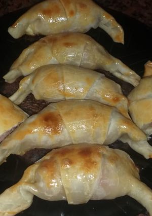 Una foto de Medialunas rellenas jamón y queso súper fácil con pascualina