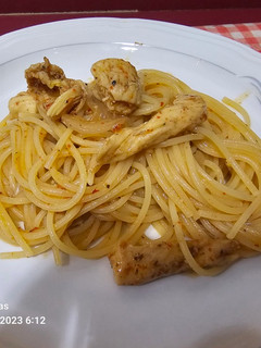Una foto de Spaguetini con pollo marinado con especias tandoori
