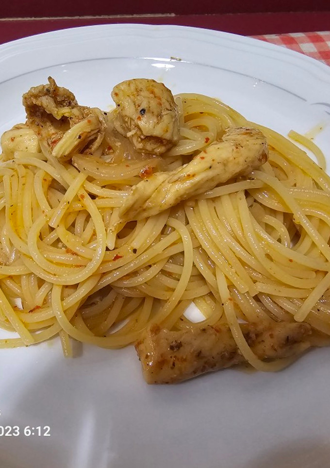 Una foto de Spaguetini con pollo marinado con especias tandoori