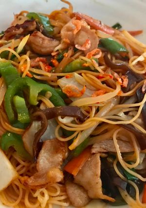 Una foto de Vermicelli de Arroz con Cerdo y Verduras