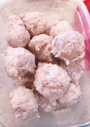 รูปของ ลูกชิ้นไก่ (นวดมือ เด้งดี) ไก่ยอ