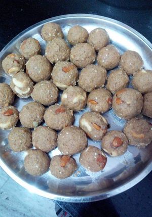 गोंद के लडू रेसिपी मुख्य फोटो