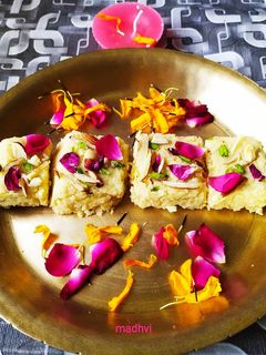 इंस्टेंट कलाकंद (Instant Kalakand recipe in Hindi) रेसिपी मुख्य फोटो
