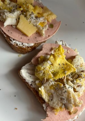 Une photo de Tartine complète avec des œufs et jambon