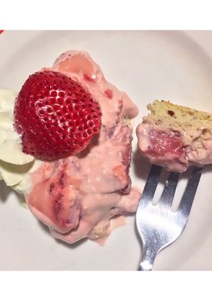 Una foto de Pastel grez de frutillas