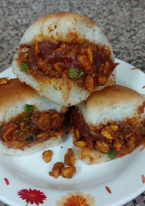 કચ્છી દાબેલી (Kutchi Dabeli Recipe In Gujarati) રેસીપી મુખ્ય ફોટો