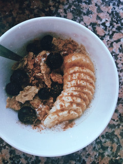 Una foto de Desayuno de avena con yogurt y plátano