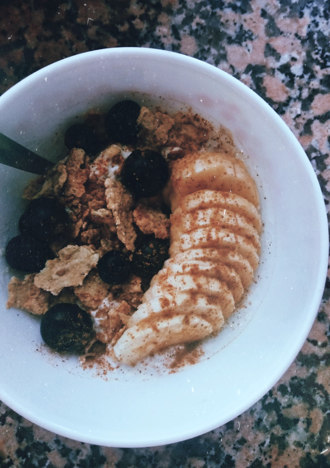 Una foto de Desayuno de avena con yogurt y plátano