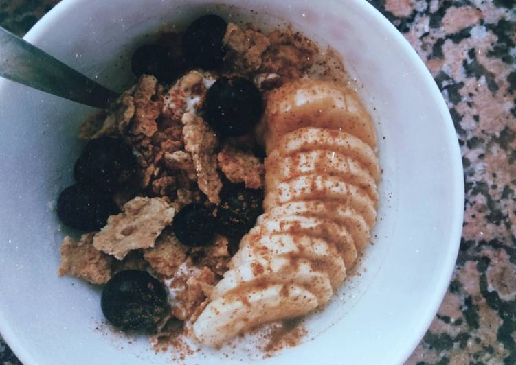 Desayuno de avena con yogurt y plátano