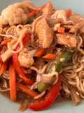 Mie-Noodles con pollo, verduras y salsa de ostras