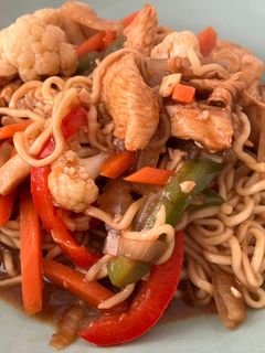 Una foto de Mie-Noodles con pollo, verduras y salsa de ostras