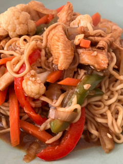 Una foto de Mie-Noodles con pollo, verduras y salsa de ostras