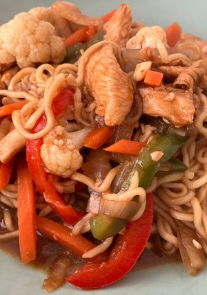 Una foto de Mie-Noodles con pollo, verduras y salsa de ostras
