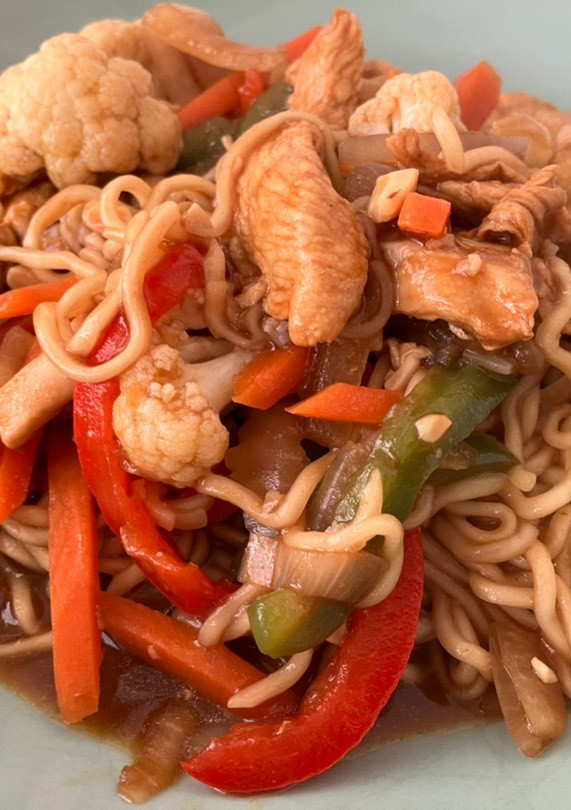 Una foto de Mie-Noodles con pollo, verduras y salsa de ostras