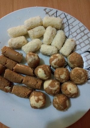 A picture of Coffee flavoured stuffed kaju roll.