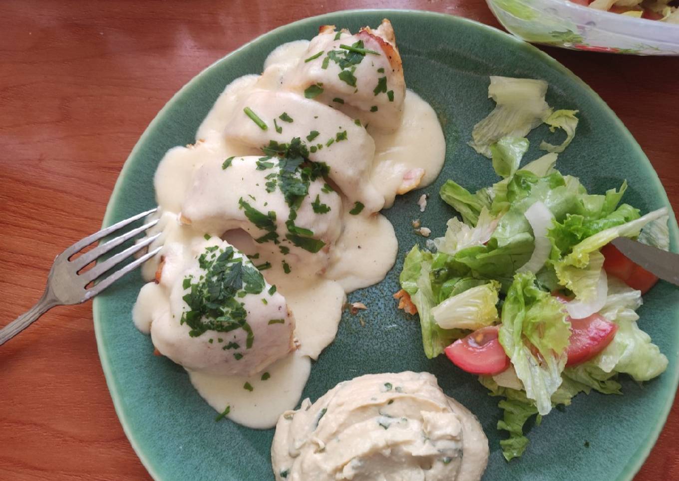 Pechuga rellena al horno con salsa blanca