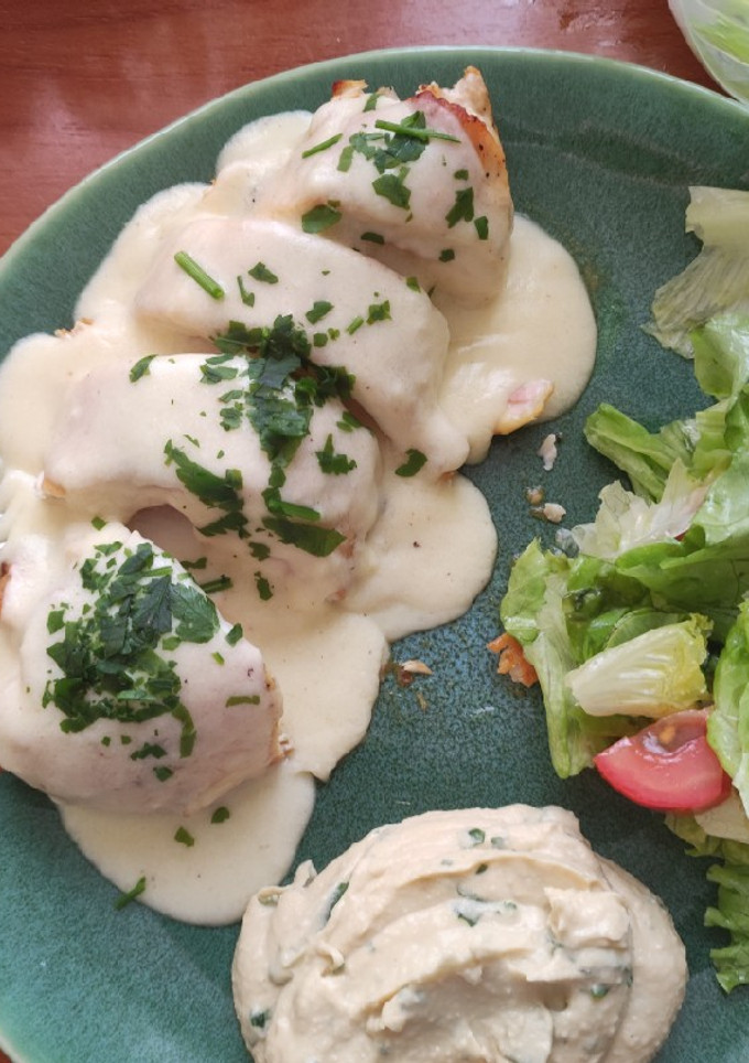 Una foto de Pechuga rellena al horno con salsa blanca