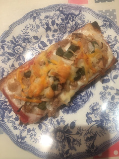 Una foto de Pan pizza de atún, alcaparras y cebolla