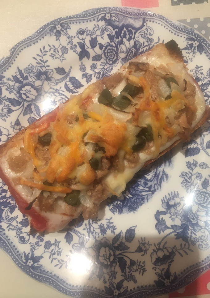 Una foto de Pan pizza de atún, alcaparras y cebolla