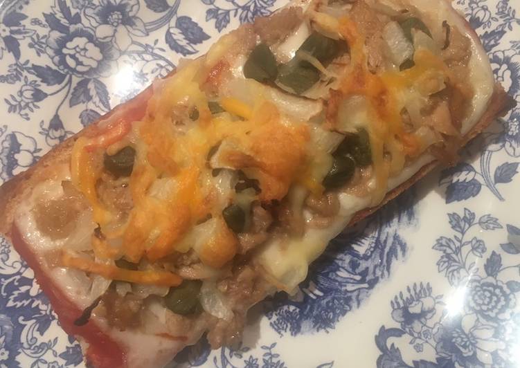 Pan pizza de atún, alcaparras y cebolla