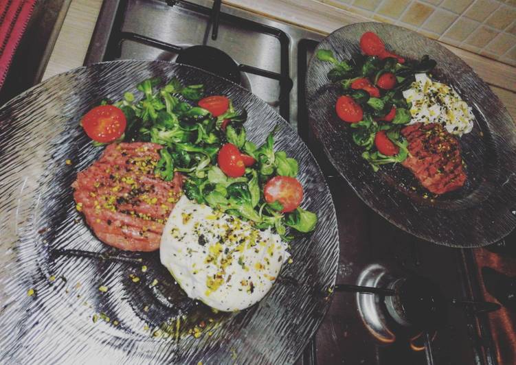Tartare di scottona con insalata,pomodorini,burrata e pistacchi