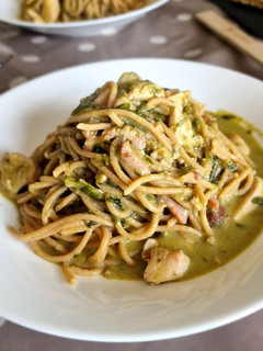 Una foto de Spagetti- cremoso de pesto con pollo y Bacon