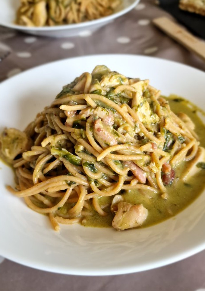 Una foto de Spagetti- cremoso de pesto con pollo y Bacon