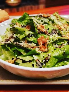 Una foto de Ensalada de lechuga con queso manchego curado