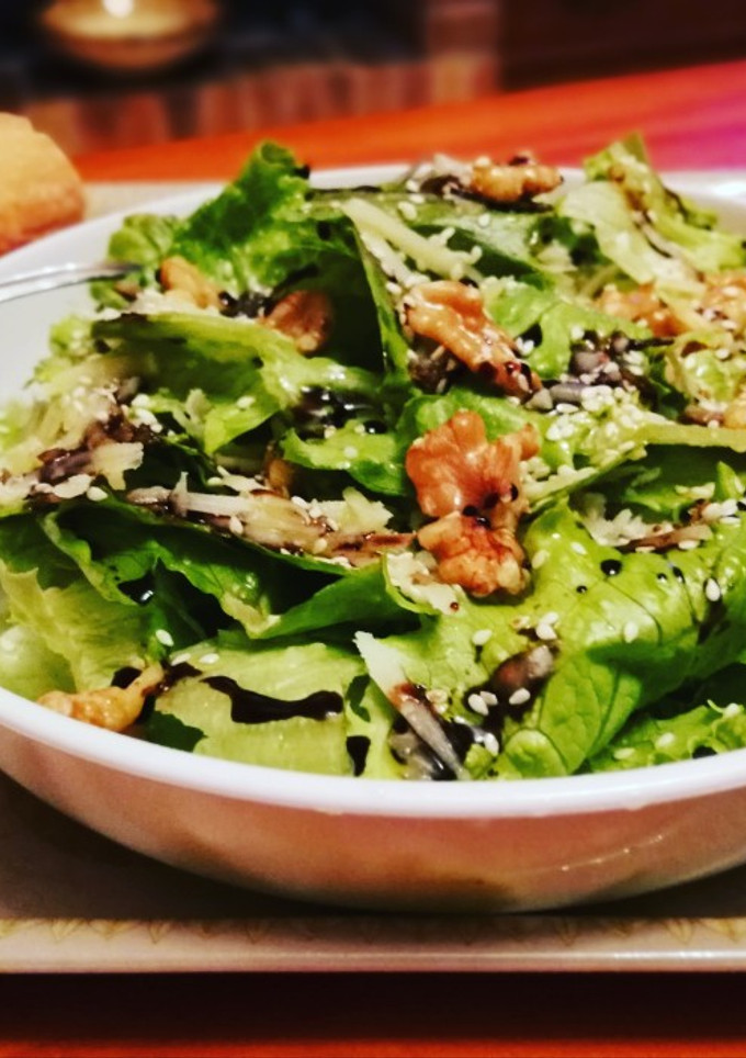 Una foto de Ensalada de lechuga con queso manchego curado