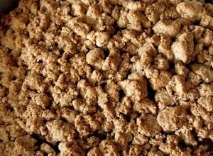Foto di Sbriciolata integrale con noci e confettura di fichi