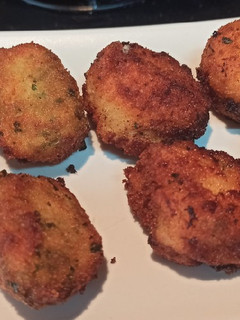Una foto de Croquetas gourmet de gambas al ajillo