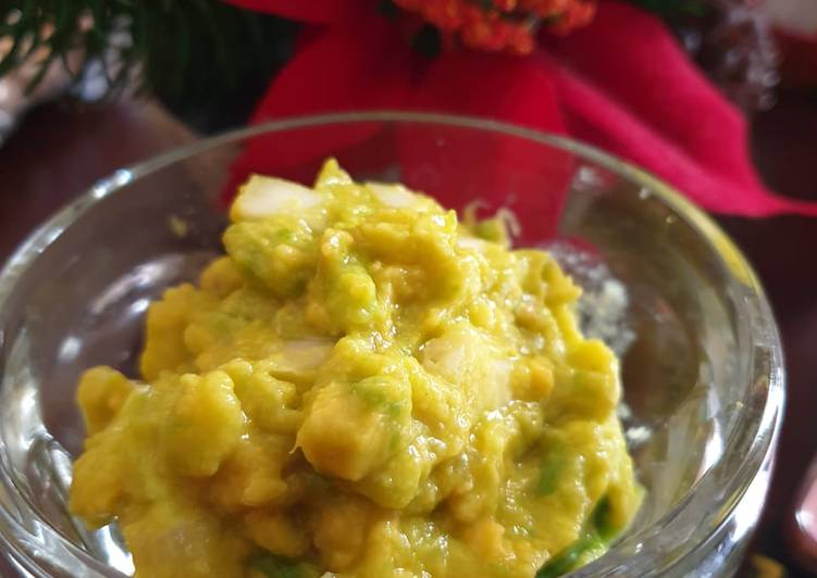 Guacamole alpukat untuk toping masakan meksiko