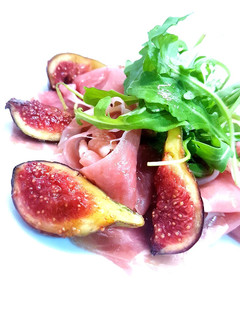 Una foto de Jamón serrano con brevas salteadas