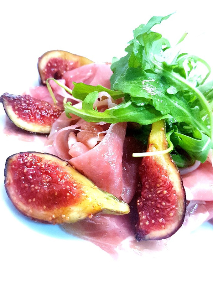 Una foto de Jamón serrano con brevas salteadas